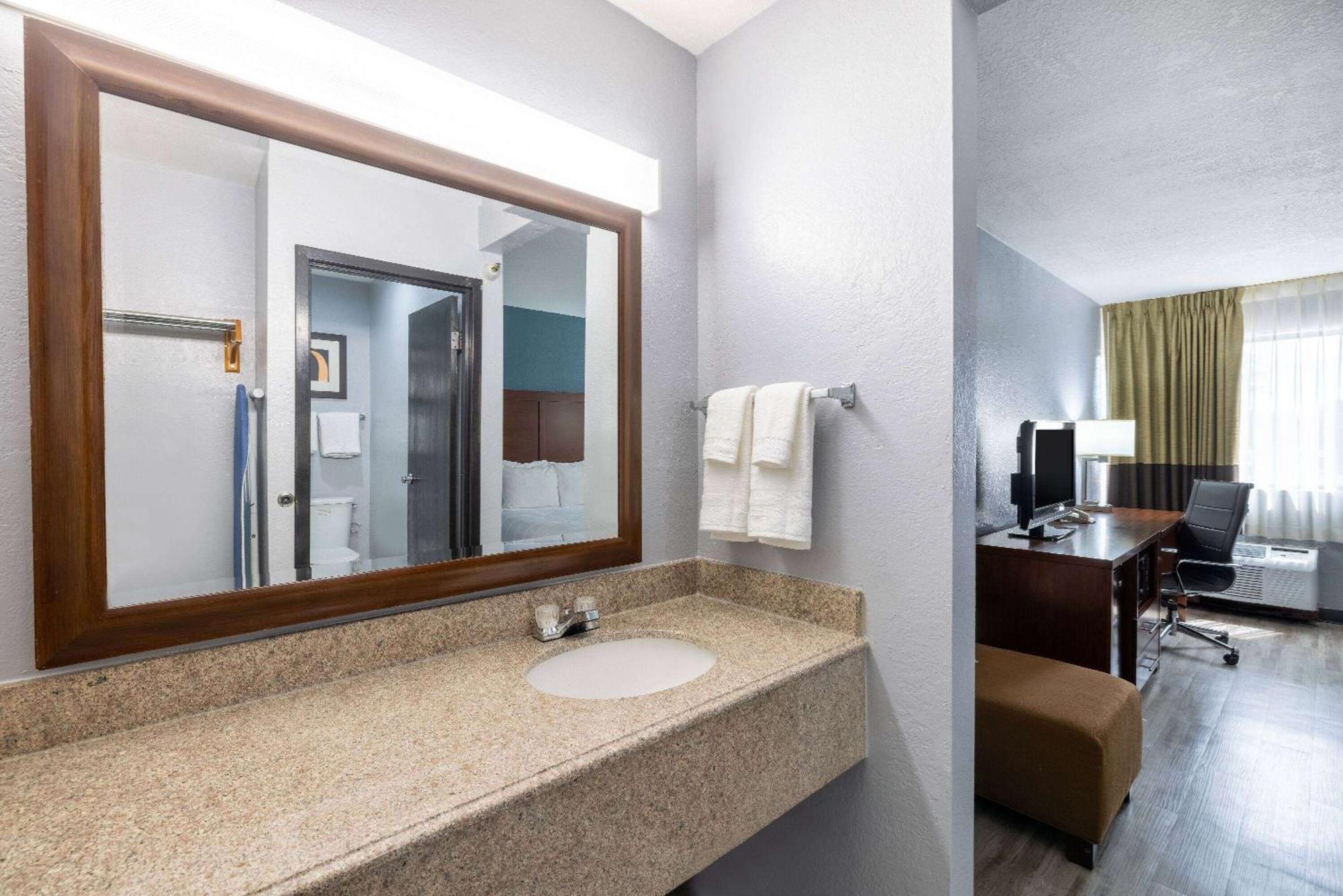 Travelodge By Wyndham Brooklyn Center Kültér fotó
